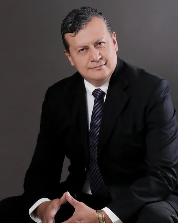 Dr. Fernando Carrillo, cirujano plástico y reconstructivo